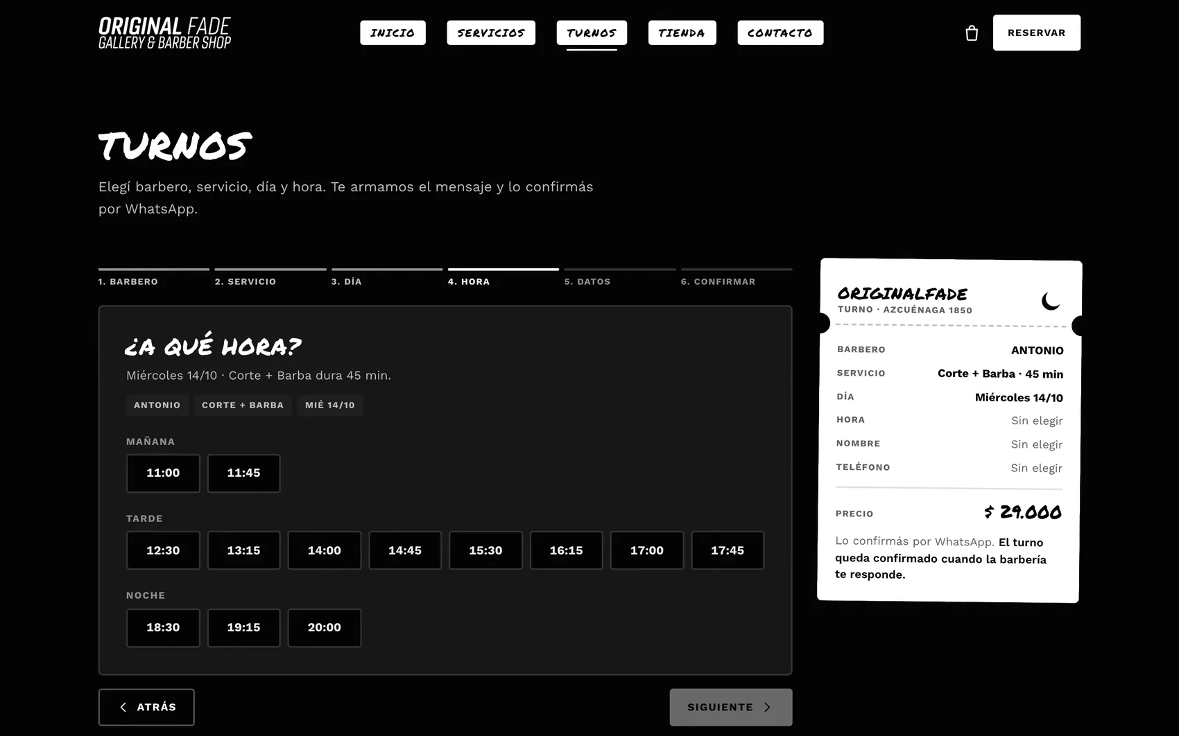 Reserva en computadora: horarios libres a la izquierda y, a la derecha, un ticket con barbero, servicio, día, hora y precio